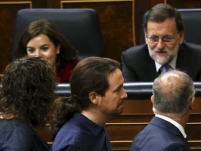 El l&iacute;der de Podemos, Pablo Iglesias pasa delante de Mariano Rajoy en el Congreso de los Diputados, este mi&eacute;rcoles.