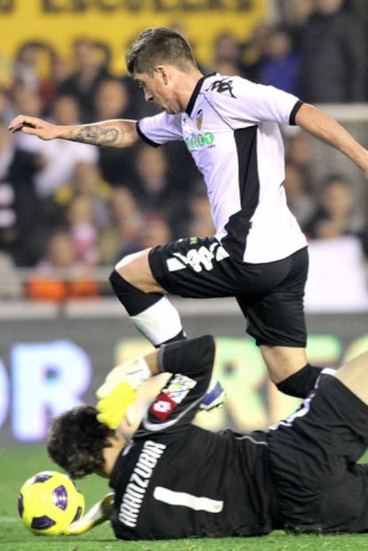 Pablo supera a Aranzubia en el segundo gol del Valencia.