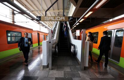 Pasajeros abordan un tren de la Línea 12, este martes.