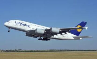 Un Airbus A380, de la aerolínea alemana Lufthansa. EFE/Archivo