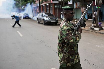 Un oficial de policía carga su rifle mientras se prepara para disparar al aire tratando de dispersar manifestantes en Nairobi, Kenia.