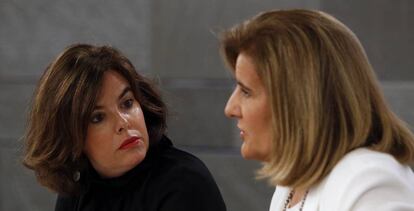 La vicepresidenta del Gobierno en funciones, Soraya S&aacute;enz de Santamar&iacute;a, a la izquierda, miran a la ministra de Empleo en funciones, F&aacute;tima B&aacute;&ntilde;ez