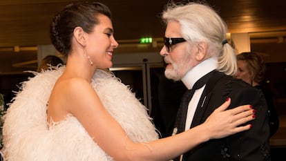 Carlota Casiraghi y el diseñador Karl Lagerfeld en el Baile de la Rosa celebrado en Mónaco en marzo de 2018.