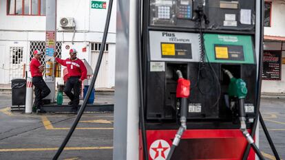 Trabajadores en una estación gasolinera en Cali, en junio de 2023.