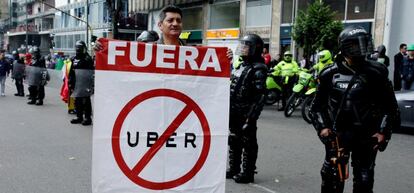 Una protesta contra la plataforma tecnol&oacute;gica Uber en Bogot&aacute; (Colombia), este lunes.