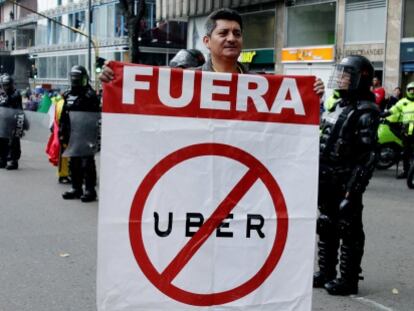 Una protesta contra la plataforma tecnol&oacute;gica Uber en Bogot&aacute; (Colombia), este lunes.