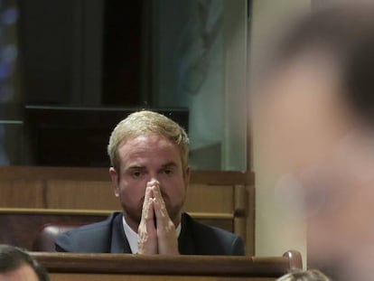 El diputado popular Óscar Clavell, durante la intervención del presidente del Gobierno en funciones, Mariano Rajoy.