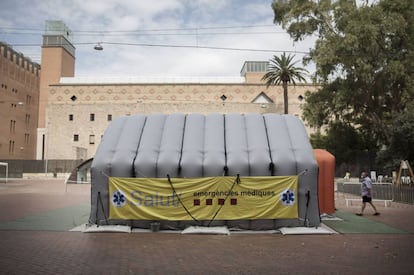 Un veí entra en una carpa del SEM al Raval.