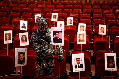 Un miembro del elenco de Cirque du Soleil coloca los preparativos para la ceremonia de los Premios de la Academia Británica de Cine y Televisión (BAFTA), en la Royal Opera House en el centro de Londres, Reino Unido.