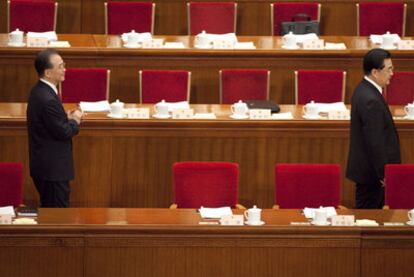 Desde la derecha, el presidente chino, Hu Jintao, y el primer ministro, Wen Jiabao, a su llegada a la Asamblea Popular Nacional.