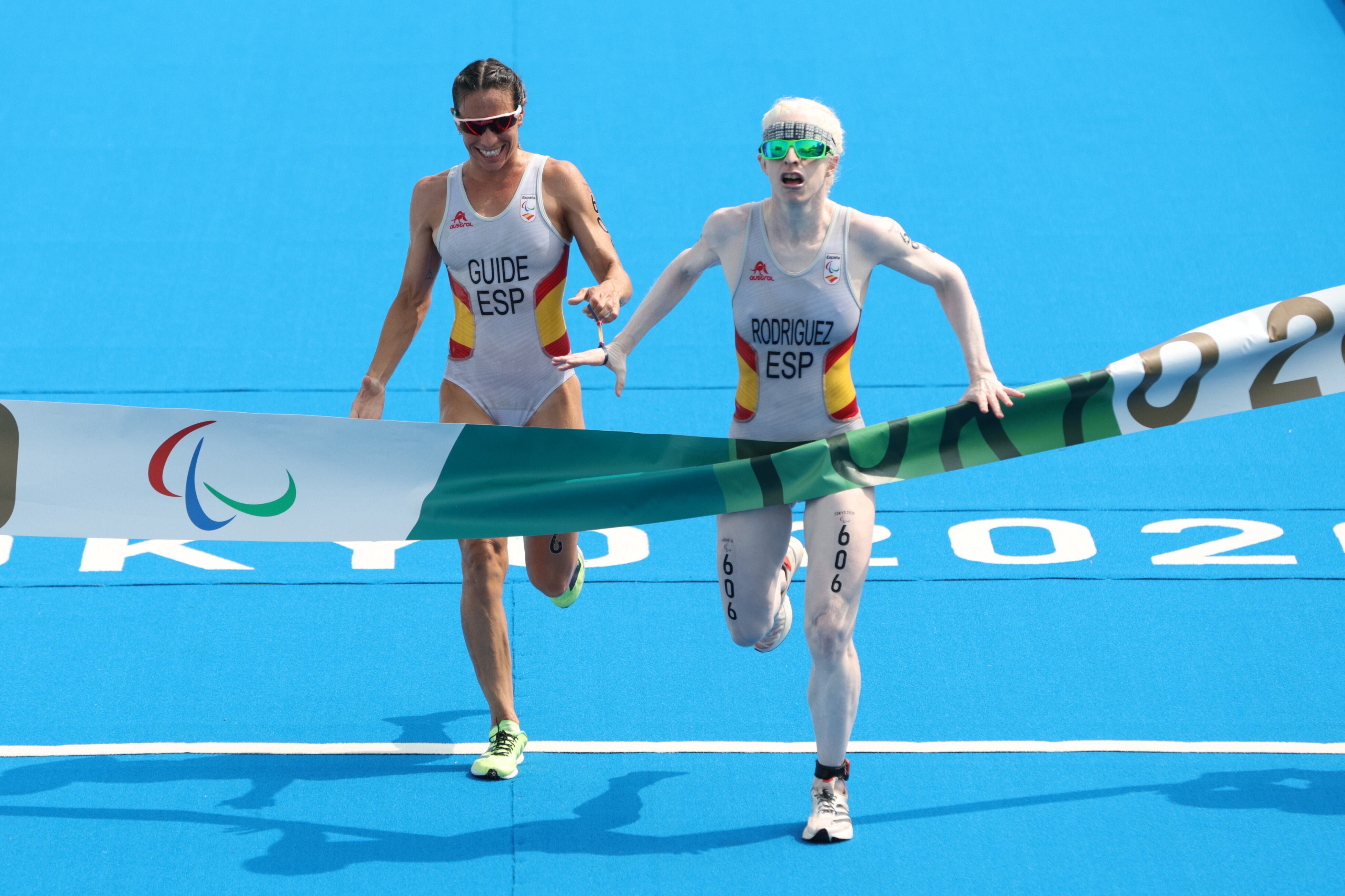 Susana Rodríguez y su guía, Sara Loehr, cruzando la línea de meta que les valió la medalla de oro durante el Triatlón PTVI femenino en los Juegos Paralímpicos de Tokio, el 28 de agosto de 2021.