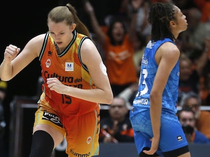 Lauren Cox celebra una canasta con el Valencia Basket, este jueves ante Perfumerías Avenida.