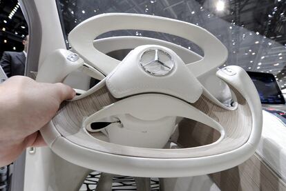 Interior del Mercedes F800 Style con su innovador volante, inspirado en los bólidos de la F1.