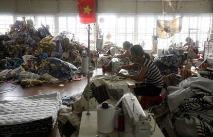 Trabajadoras de una fábrica de confección de mantas, almohadas y cojines en un pueblo a las afueras de Hanoi (Vietnam), el 27 de enero de 2015.