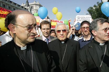 Rouco Varela (en el centro) junto a otros sacerdotes en la manifestación contra la legalización del matrimonio homosexual, el pasado junio.