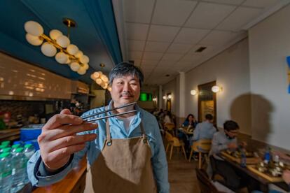 El coreano Yoon Heesang, en su restaurante de Santiago de Compostela.