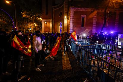 Manifestantes cerca de la sede del PSOE en Madrid, el viernes por la noche.