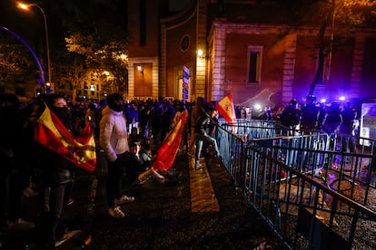 Manifestantes cerca de la sede del PSOE en Madrid, el viernes por la noche.