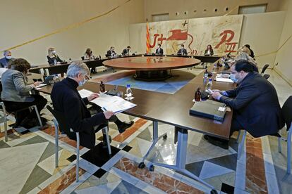 El presidente de la Generalitat, Pere Aragonès, (c) encabeza la reunión semanal del Govern, el pasado martes en Barcelona.