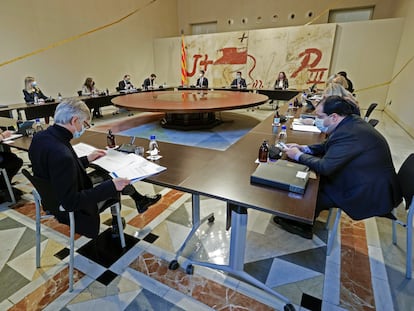 El presidente de la Generalitat, Pere Aragonès, (c) encabeza la reunión semanal del Govern, el pasado martes en Barcelona.