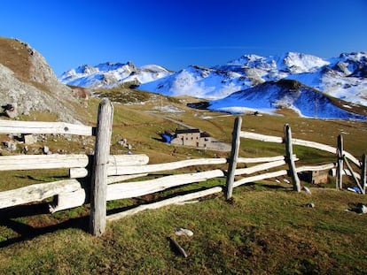 Panor&aacute;mica de Puerto Pinos, un monte leon&eacute;s propiedad de Mieres (Asturias).