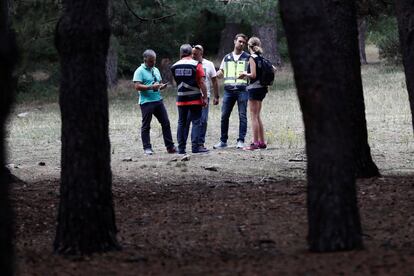 En la imagen, un grupo de familiares en la zona donde ha aparecido el vehículo de la esquiadora.