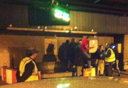 Fotografía facilitada por el Comité de Huelga de Swissport Handling Madrid UTE donde se ve a varias personas, que llevaban esperando durante horas que se les entregara su equipaje en el aeropuerto de Barajas. La empresa empezó el pasado día 2 una huelga indefinida.
