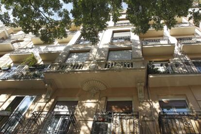 Fachada de un inmueble de Madrid que se ofrecía fraudulentamente por Internet.