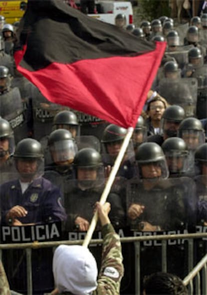 La policía mexicana la policía desplegó un fuerte dispositivo de seguridad, que incluía vallas de acero y un doble cordón policial, pero los jóvenes apenas si dirigieron insultos y protagonizaron roces con los policías antidisturbios.