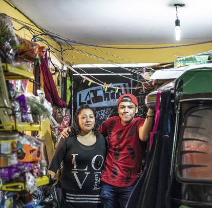 Margarita López y su hijo Kevin Iván, comerciantes de dulces en Iztapalapa, en Ciudad de México.