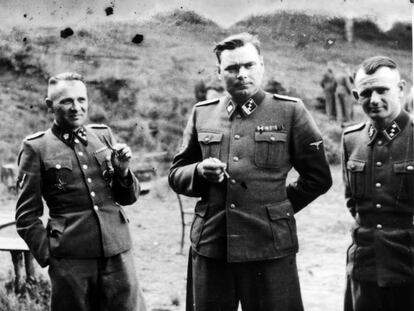 Josef Mengele (a la izquierda), junto a los comandantes de Auschwitz y Bergen-Belsen, Rudolf Hoss y Josef Kramer, y un oficial sin identificar. 