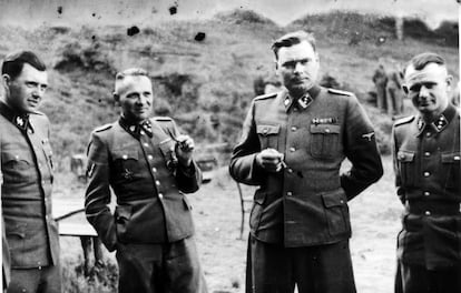Josef Mengele (a la izquierda), junto a los comandantes de Auschwitz y Bergen-Belsen, Rudolf Hoss y Josef Kramer, y un oficial sin identificar. 