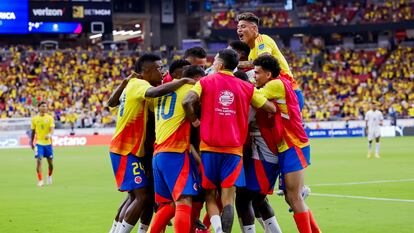 Los futbolistas de Colombia celebran uno de los goles que anotaron contra Panamá.