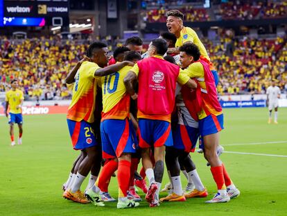 Los futbolistas de Colombia celebran uno de los goles que anotaron contra Panamá.