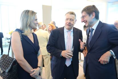 Amanda Mars, directora de CincoDías y subdirectora de El País, conversa con Jordi Sevilla (centro), expresidente de Red Eléctrica y exministro de Administraciones Públicas, y José Ignacio Goirigolzarri, expresidente de Bankia y ex consejero delegado de BBVA.