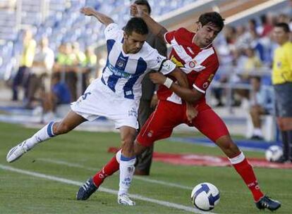 Román Martínez y Iago Bouzu pelean por un balón