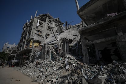 Viviendas destruidas en Jan Yunis, este domingo.