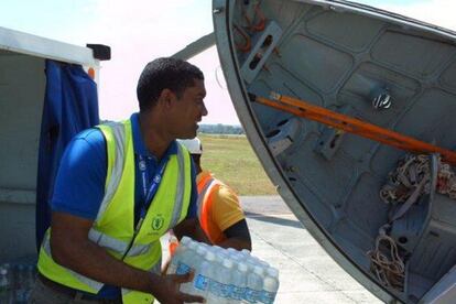 Deyvy Roa es asistente de logística en la República Dominicana. <p>"El mayor estímulo que recibimos por nuestro trabajo, no es el dinero, más bien la satisfacción de saber que nuestras capacidades y preparación son utilizadas para que se mejoren o salven las vidas de personas afectadas por alguna circunstancia, condición o situación. Este trabajo nos da la oportunidad de estar cerca a las personas más vulnerables, entender sus necesidades, su forma de vida y las dificultades que enfrentan todos los días y enfocar nuestro trabajo para poner nuestro granito de arena en la lucha por erradicar el hambre, de forma desinteresada, tomando en cuenta la igualdad entre las personas de todos los géneros, razas, religiones, estatus social y cultura, deben ser tratados de la misma forma sin importar donde vivan".</p>