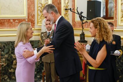 El rey Felipe VI junto a la presidenta del Congreso, Meritxell Batet, entregan este jueves la medalla a la expresidenta del Parlamento Ana Pastor, durante la entrega de la Medalla del Congreso de los Diputados a los expresidentes de la Cámara Baja del actual periodo constitucional.