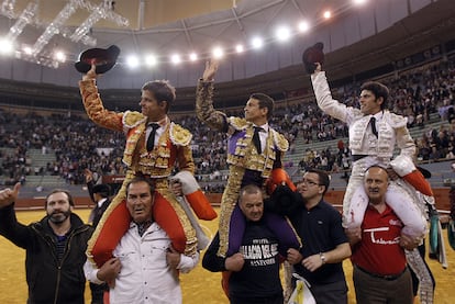 El Juli, José María Manzanares y Alejandro Talavante (de izquierda a derecha) salen a hombros de la plaza de toros de Vistalegre.