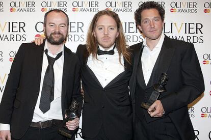 El escritor Dennis Kelly, el compositor Tim Minchin y el actor Bertie Carvel son tres de los adultos que se llevaron a casa sendos premios Olivier. Con nueve nominaciones, Matilda ganó en las categorías de mejor nuevo musical, mejor actor, mejor actriz, mejor coreografía, mejor director, mejor diseño de escena y mejor sonido. El aperitivo ya había llegado en el mes de febrero, cuando el musical recibió cuatro premios Whatsonstage, otorgados por el público. El anterior récord de Oliviers lo ostentaba 'La vida y aventuras de Nicholas Nickleby", que se hizo con seis estatuillas en 1980.