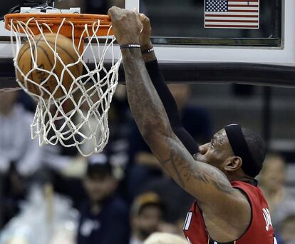 LeBron machaca durante el partido ante los Wolves.