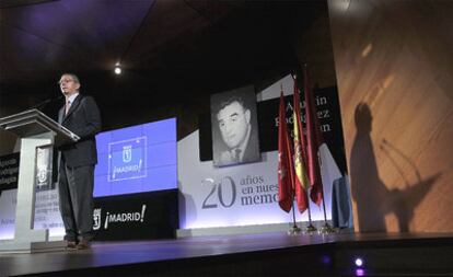 El alcalde de Madrid, Alberto Ruiz-Gallardón, pronuncia un discurso en el acto de homenaje a Agustín Rodríguez-Sahagún, tercer alcalde de la democracia.