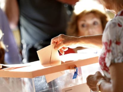 Una mujer votando en el colegio Bernadette de Aravaca, Madrid, en las elecciones generales de junio de 2016.