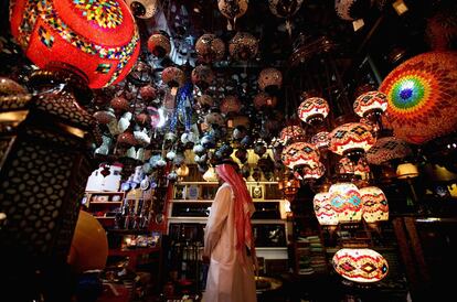 Tienda de antigüedades en el zoco central de Sharjah, Emiratos Árabes.