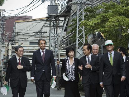 Zapatero y los ministros Moratinos y Sebastián (derecha) en una visita a la fábrica de GS-Yuasa en Japón.