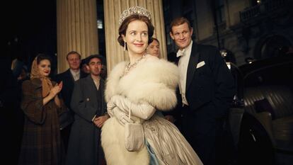 La actriz Claire Foy en su papel de la reina de Inglaterra en la serie &#039;The Crown&#039;.