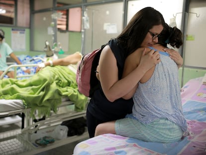 Una mujer abraza a su tía, enferma de Guillain-Barré, en una imagen de archivo.