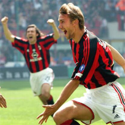 Shevchenko, en primer plano, y Pirlo, celebran el gol que a la postre ha dado el 'Scudetto' al Milan.