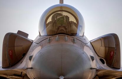 Un caza F-16 de la Fuerza Aérea marroquí aterriza en la base de Ben Guerir, a unos 58 kilómetros de Marrakesh, durante las maniobras militares 'León africano'.